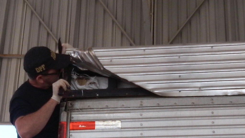 Policial Federal da PB abre teto falso do caminhão: mais de 600 quilos de maconha prensada escondidos