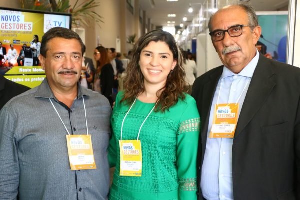 Prefeito eleito de Iguaraci Zeinha Torres, a advogada Mariana Teles e o presidente da Amupe Luciano Torres: irmãos no evento