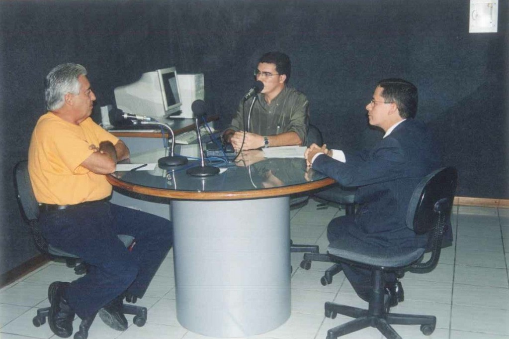 Com o jornalista Francisco José e o promotor Lúcio Almeida, na Rádio Pajeú