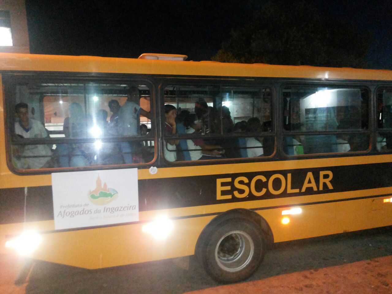 Em foto ao blog, alunos retornam pra casa em ônibus da Secretaria adquiridos junto ao 