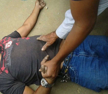 Corpo de Sidimarques Nunes estirado no chão. Serra vive de novo drama que chocou população em 2014