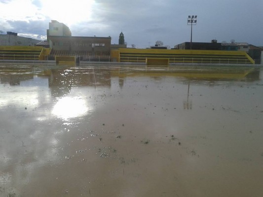 O campo do Estádio Souto Maior desapareceu debaixo d’água